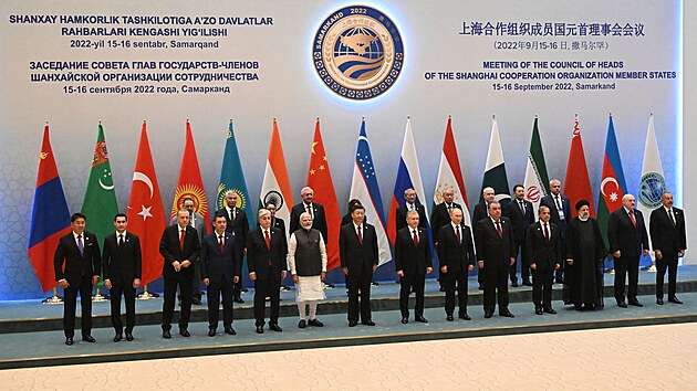 Vladimir Putin se na Summitu pøedstavitelù Šanghajské organizace pro spolupráci (SCO) v uzbeckém Samarkandu setkal i s èínským prezidentem Si in-pchingem. (16. záøí 2022)