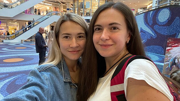 Anna (vlevo) se svou sestrou Marinou vyrazily do Varšavy, kde se Marinì podaøilo vyøídit cestovní pas.