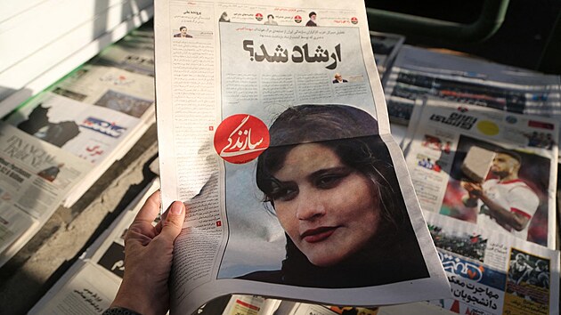Íránskou veøejnost pobouøila smrt Mahsy Amíní v policejní cele. (18. záøí 2022)