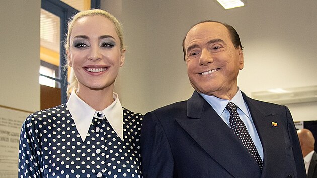 Silvio Berlusconi a jeho pøítelkynì Marta Fascinaová bìhem italských voleb (25. záøí 2022)