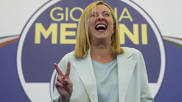 Vùdkynì krajnì pravicové strany Bratøi Itálie Giorgia Meloniová oslavuje vítìzství ve volebním štábu v Øímì. (26. záøí 2022)
