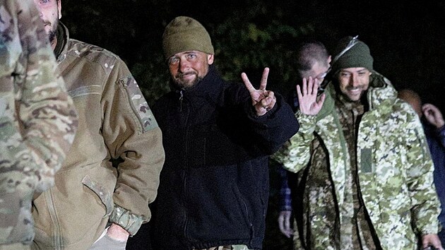 Ukrajinští váleèní zajatci z Mariupolu byli propuštìni v rámci výmìny vìzòù mezi Ukrajinou a Ruskem. (22. záøí 2022)