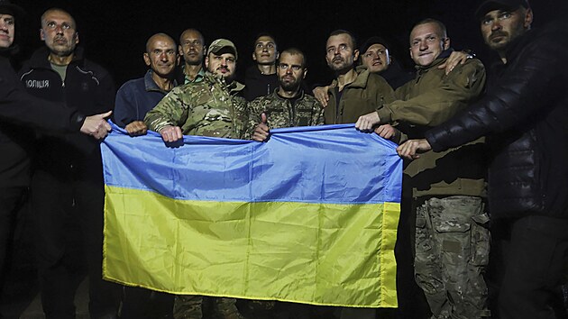 Ukrajinští vojáci propuštìni pøi výmìnì zajatcù mezi Ruskem a Ukrajinou. (21. záøí 2022)