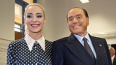 Silvio Berlusconi a jeho pøítelkynì Marta Fascinaová bìhem italských voleb (25....