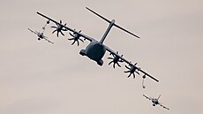 Ukázka tankování za letu gripenù èeských Vzdušných sil z nìmeckého A400M Atlas...