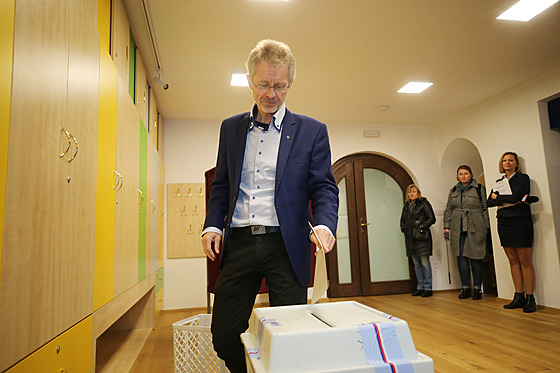 Pøedseda Senátu Miloš Vystrèil odevzdal svùj hlas ve 2. kole senátních voleb....