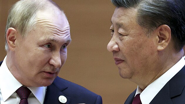 Vladimir Putin se v uzbeckém Samarkandu setkal s èínským prezidentem Si in-pchingem. (16. záøí 2022)