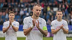 Michal Kadlec, kapitán fotbalistù Slovácka, dìkuje fanouškùm za podporu po...