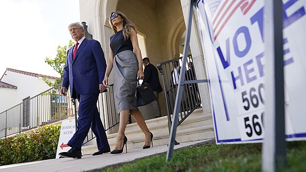 Bývalý americký prezident Donald Trump dnes se svou ženou Melanií odvolil v Palm Beach na Floridì. (8. listopadu 2022)