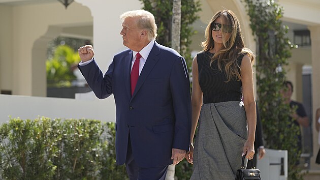 Bývalý americký prezident Donald Trump se svou ženou Melanií odvolil v Palm Beach na Floridì. (8. listopadu 2022)