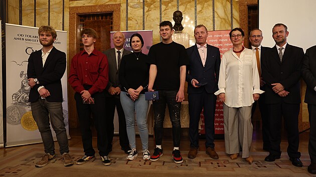 Všichni finalisté letošního roèníku. Zleva: David Vecko a Jakub Šedi, Kateøina Michalcová a její syn David, vítìz Petr Jirout (3. listopadu 2022)