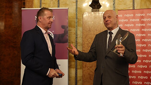 Zástupce Nadace ADRA Vítìzslav Vurst (vpravo) a ocenìný Petr Jirout (vlevo) v Rezidenci primátora hlavního mìsta Prahy (3. listopadu 2022)