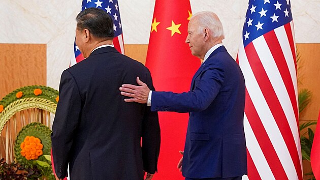 Setkání èínského a amerického prezidenta na summitu G20 na Bali. Vlevo Si in-pching, vpravo Joe Biden. (14. listopadu 2022)