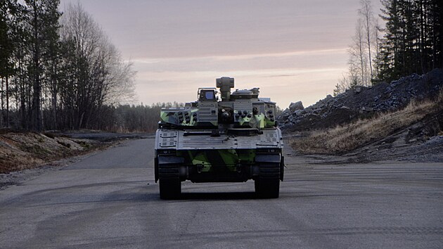 Obrnìnec CV90 pro èeskou armádu na testovacím polygonu výrobce Hägglunds poblíž švédského mìsteèka Örnsköldsvik