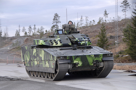 Obrnìnec CV90 pro èeskou armádu na testovacím polygonu výrobce Hägglunds poblíž...
