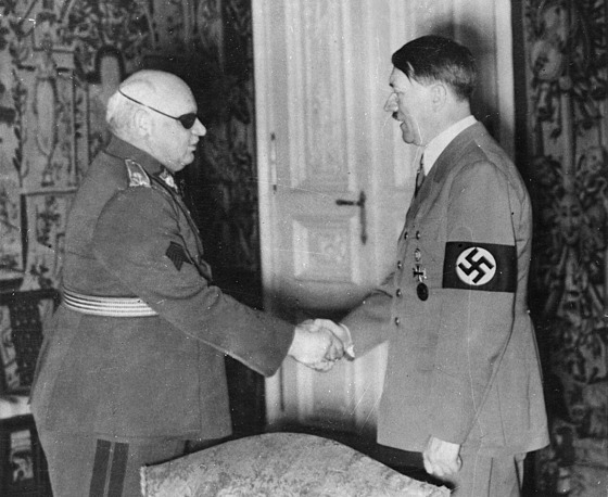 Osudný stisk. Syrového potøesení ruky s Hitlerem v roce 1939.