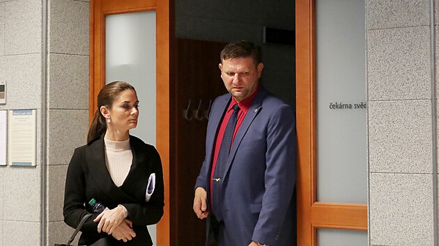 Bývalý šéf brnìnské kriminálky Vladimír Machala a jeho podøízená Jitka Broïáková u Mìstského soudu v Brnì (21. listopadu 2022)