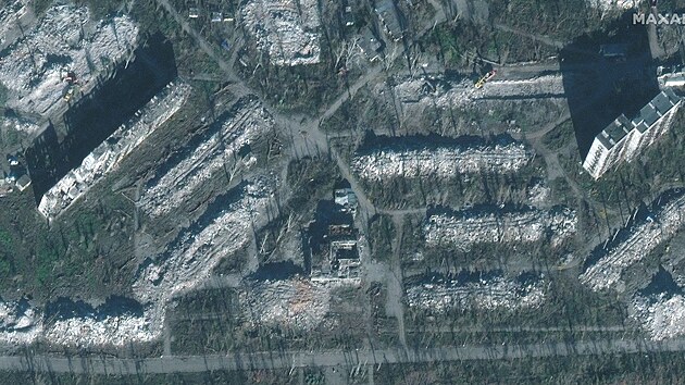 Poškozené výškové obytné domy ve ètvrti Livoberežnyj ve východním Mariupolu (30. listopadu 2022)