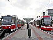 První z obousmìrných tramvají Škoda ForCity Smart 45T (vpravo) urèených pro...