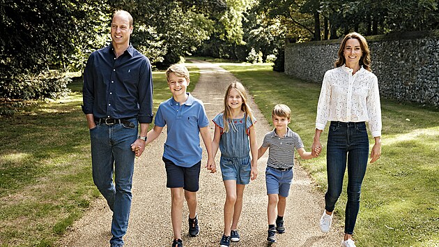 Princ William, princ George, princezna Charlotte, princ Louis a princezna Kate na snímku z Norfolku pro vánoèní pøání (2022)