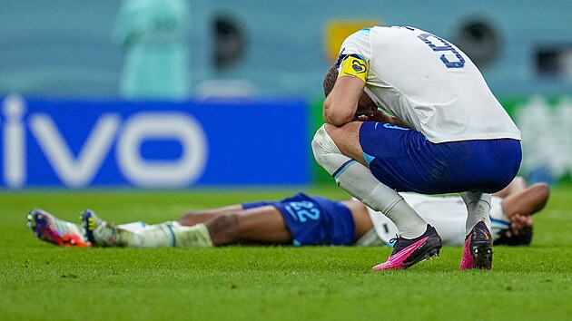 Anglický kapitán Harry Kane smutní po prohraném ètvrtfinále s Francií.