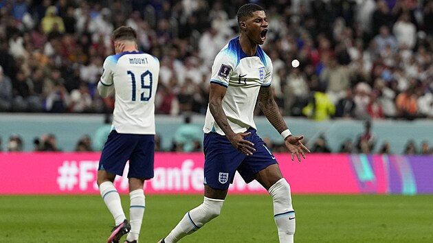 Anglický útoèník Marcus Rashford naštvanì reaguje po pøímém kopu, který jen...