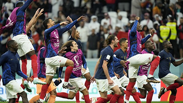 Francouzští fotbalisté oslavují postup do semifinále mistrovství svìta.