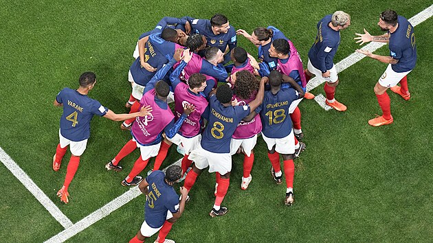 Francouzi oslavují postup do semifinále mistrovství svìta.