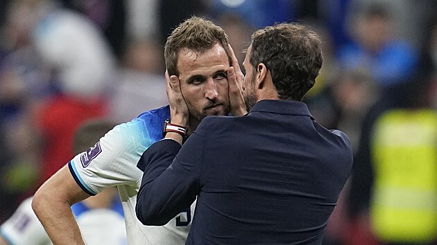 Trenér Gareth Southgate utìšuje kapitána Harryho Kanea.