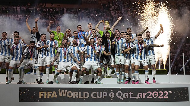 Argentinští fotbalisté slaví vítìzství na mistrovství svìta. (18. prosince 2022)