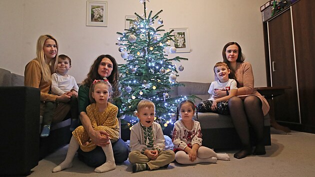 V Èesku oslaví Ukrajinky a jejich dìti èeské Vánoce. Dìti èeské vánoèní zvyky...