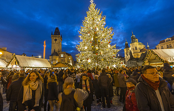 Na Staromìstském námìstí v Praze se v sobotu rozsvítil vánoèní strom. (26....