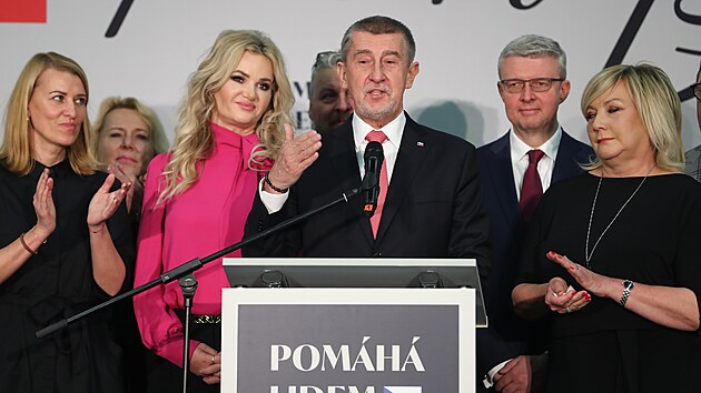 Pøedseda hnutí Andrej Babiš se svou ženou Monikou na tiskové konferenci volebního štábu na pražském Chodovì. (14. ledna 2023)