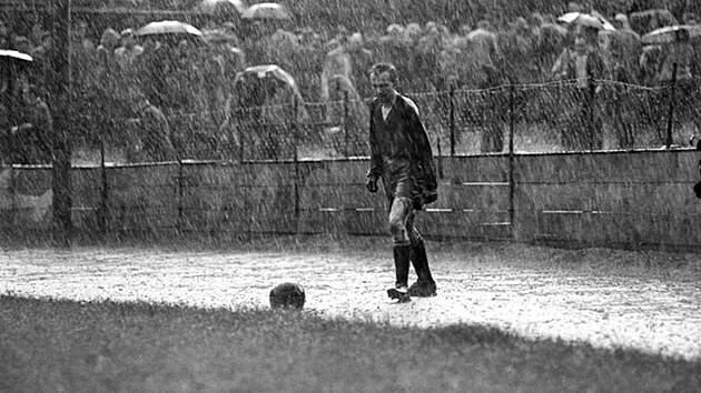 Brankáø v dešti. Vítìzná fotografie Stanislava Tereby z World Press Photo 1959.