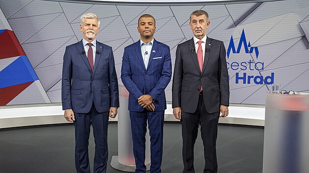 Kandidáti na prezidenta Petr Pavel a Andrej Babiš s moderátorem pøedvolební debaty na TV Nova Reyem Koranengem. (27. ledna 2023)