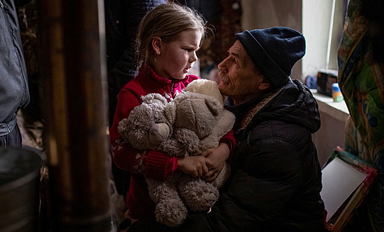 Šestiletá Arina se louèí se svým dìdou pøed evakuací z Bachmutu. (31. ledna...