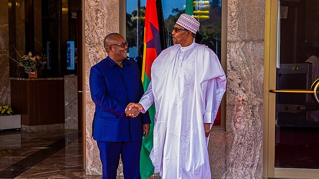 Nigerijský prezident Muhammadu Buhari pøijal protìjšek z Guiney Bissau Umara Sissoca Embala. (10. února 2023)