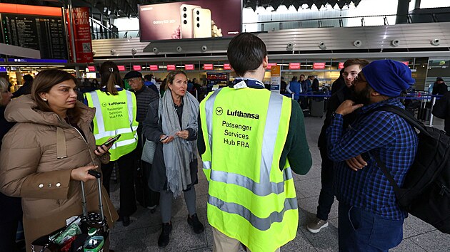 V Nìmecku Lufthansa zrušila všechny domácí lety a cestující vyzvala, aby využili vlaky. (15. února 2023)