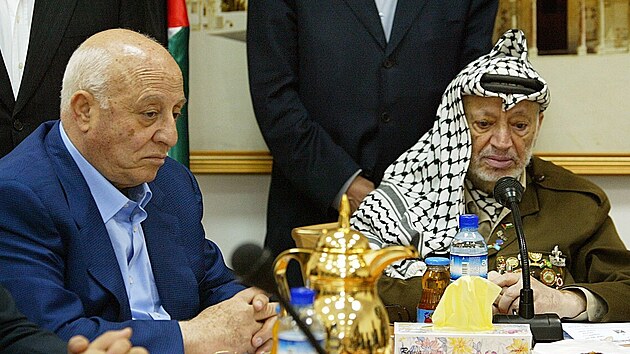 Pøedseda palestinské vlády Ahmad Kurája (vlevo) a pøedseda palestinské samosprávy Jásir Arafat na schùzi vlády 27. èervence 2004 v Ramalláhu.