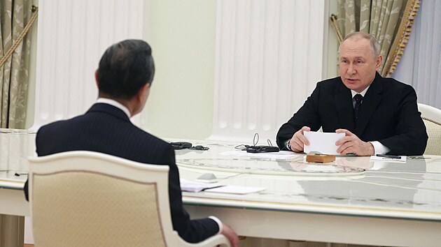 Ruský prezident Vladimir Putin na jednání s vysoce postaveným pøedstacitelem èínské diplomacie Wangem. (22. února 2023)