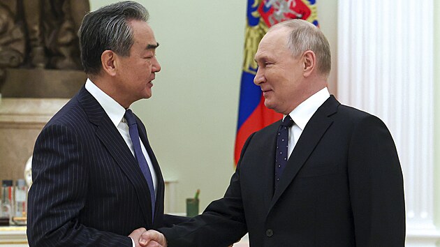 Bývalý èínský ministr zahranièí Wang I a ruský prezident Vladimir Putin na jednání v Moskvì. (22. února 2023)