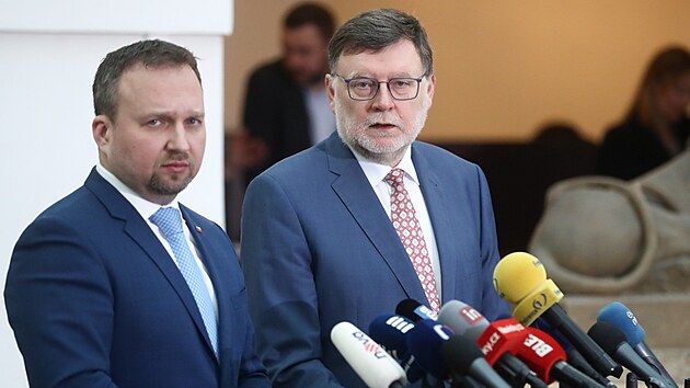Ministr práce a sociálních vìcí Marian Jureèka a ministr financí Zbynìk Stanjura pøed mimoøádnou schùzí Snìmovny k nižšímu rùstu penzí.