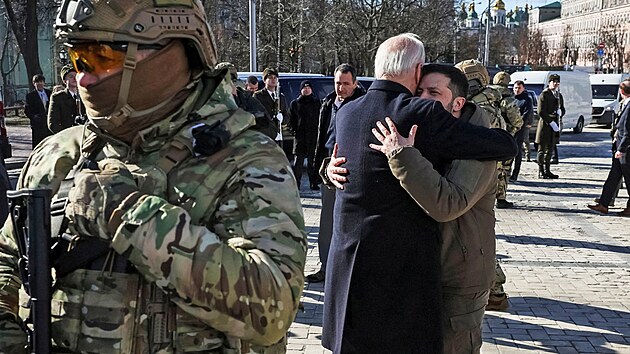 Ukrajinský prezident Volodymyr Zelenskij a jeho americký protìjšek Joe Biden v Kyjevì (20. února 2023)