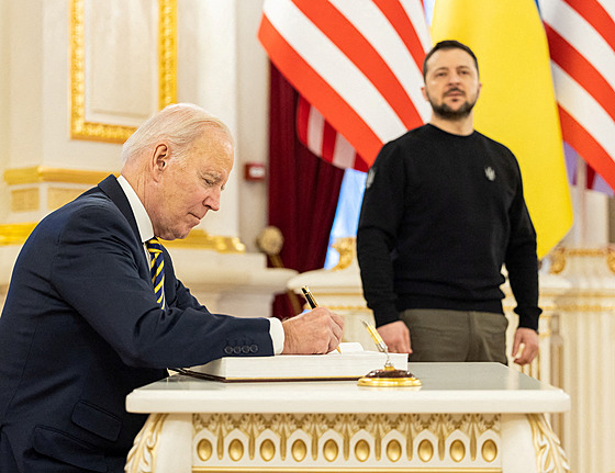 Americký prezident Joe Biden se na návštìvì Kyjeva setkal s ukrajinským...