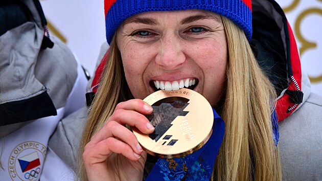 Eva Kristejn Puskarèíková s bronzovou medailí èeské ženské biatlonové štafety ze ZOH v Soèi.