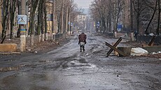 Obyvatel Bachmutu prochází prázdnými ulicemi mìsta. (27. února 2023)