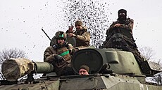 Ukrajinští vojáci v samohybné houfnici poblíž frontového mìsta Bachmut (27....