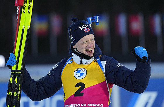 Johannes Bö oslavuje triumf ve sprintu SP v Novém Mìstì na Moravì.
