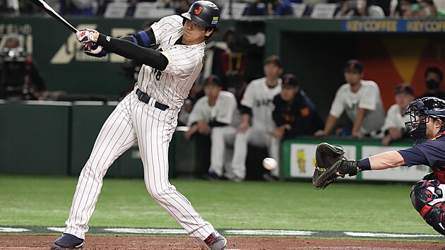 Japonec Shohei Ohtani promachuje míèek v utkání proti Èesku na turnaji World Baseball Classic.