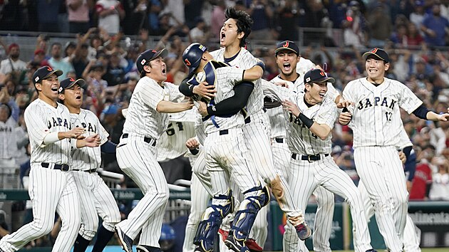Šóhei Ohtani (uprostøed) slaví s japonskými spoluhráèi triumf v World Baseball Classic.
